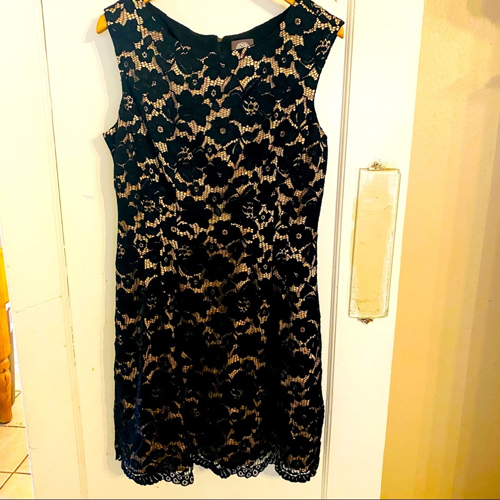 Vince Camuto Black Lace Overlay Sleeveless Sheath dress size 10